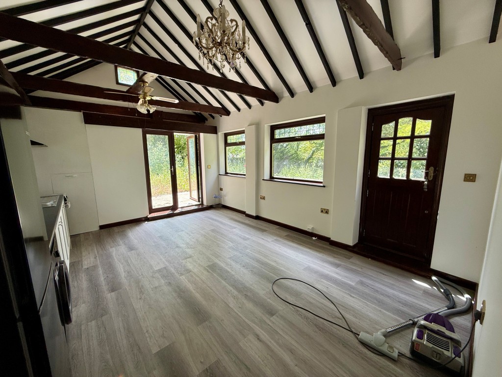 Lot: 163 - DETACHED DWELLING WITH PERMISSION FOR RESIDENTIAL USE AND EXTENSION IN DESIRABLE LOCATION - Living room